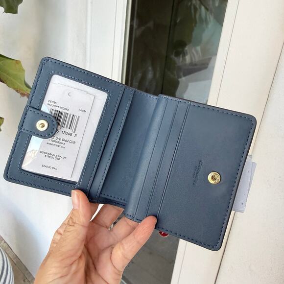 NWT Coach Snap Wallet In Loved Denim With Charm CEC35 denim/Gold/Light Indigo - Picture 4 of 5